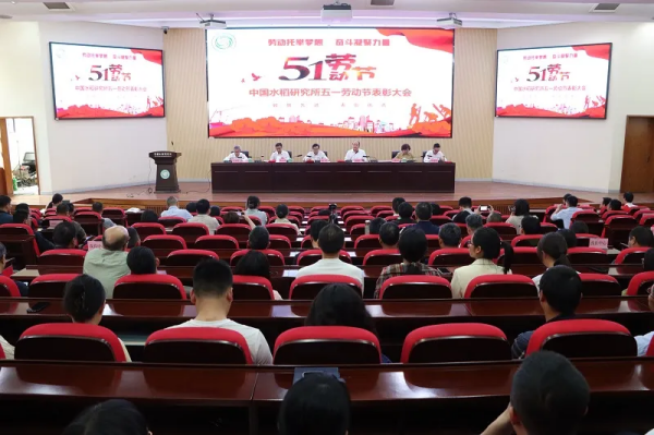 托普云农董事长陈渝阳为青年科学家颁发“托普数字农业创新奖”