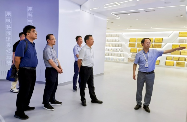 拱墅区人大常委会党组书记、主任鲍一飞带队走访托普云农